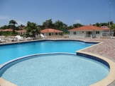 Het gemeenschappelijk zwembad op het Marbella resort